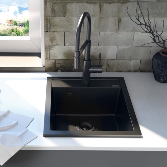 Crna mat jednodelna granitna sudopera sa crnim sifonom i drvenom daskom