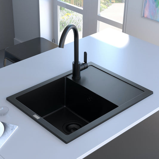 Crna mat jednodelna granitna sudopera sa oceđivačem, crnim sifonom i drvenom daskom