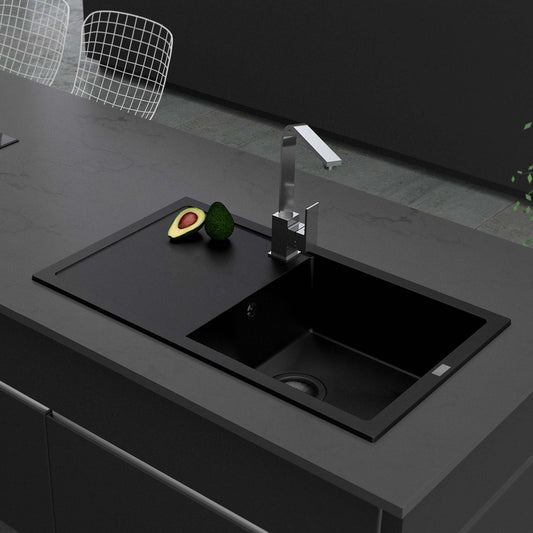 Crna mat jednodelna granitna sudopera sa oceđivačem, crnim sifonom i drvenom daskom