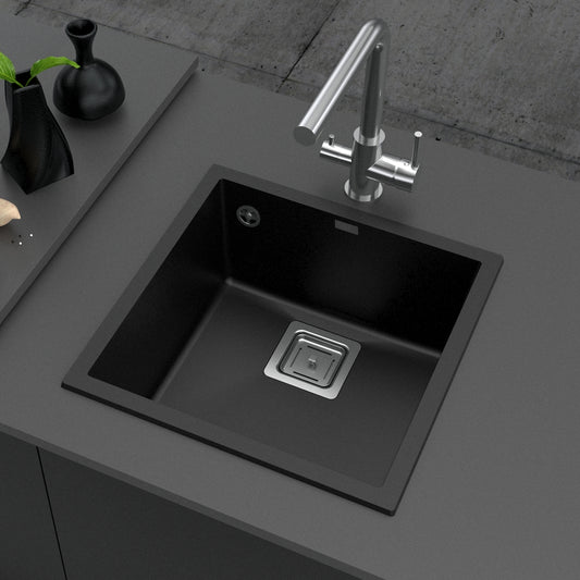 Crna mat jednodelna granitna sudopera sa crnim sifonom i drvenom daskom