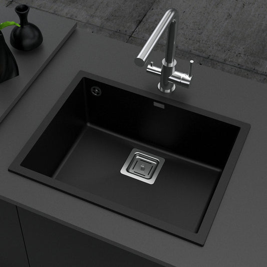 Crna mat jednodelna granitna sudopera sa crnim sifonom i drvenom daskom