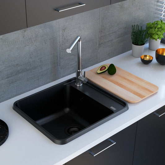 Crna mat jednodelna granitna sudopera sa crnim sifonom i drvenom daskom