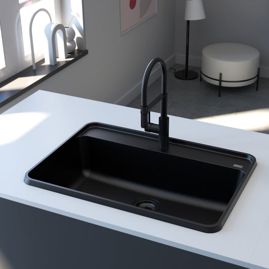 Crna mat jednodelna granitna sudopera sa crnim sifonom i drvenom daskom