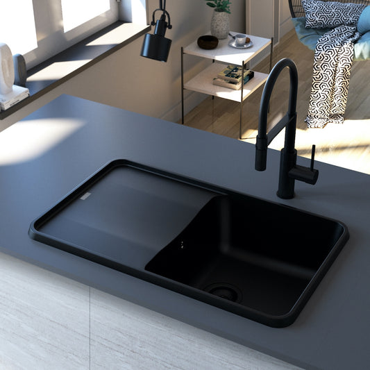 Crna mat jednodelna granitna sudopera sa oceđivačem, crnim sifonom i drvenom daskom