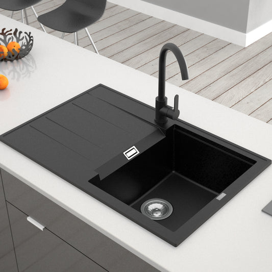 Crna mat jednodelna granitna sudopera sa oceđivačem, crnim sifonom i drvenom daskom