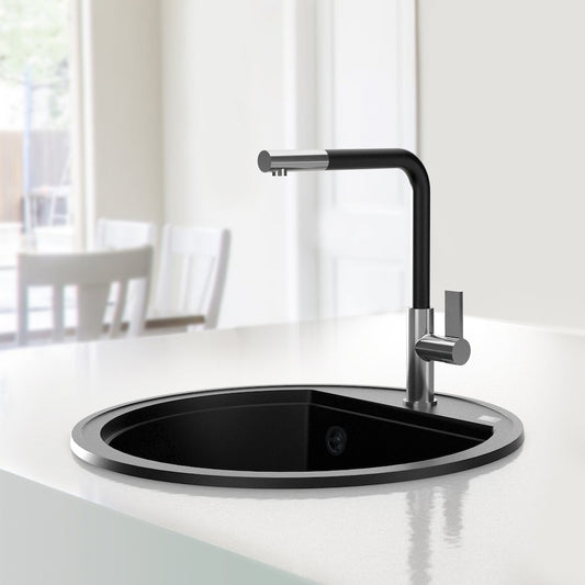 Crna mat kružna, jednodelna granitna sudopera sa crnim sifonom i drvenom daskom