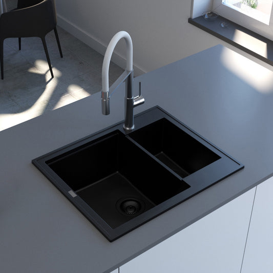 Crna mat dvodelna granitna sudopera sa crnim sifonom i drvenom daskom