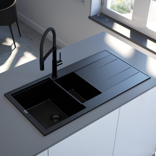 Crna mat dvodelna granitna sudopera sa crnim sifonom i drvenom daskom