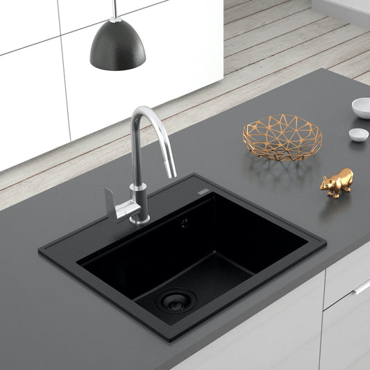 Crna mat jednodelna granitna sudopera sa crnim sifonom i drvenom daskom