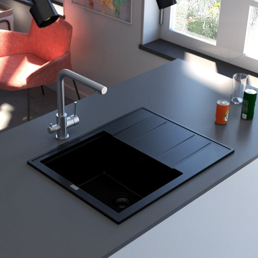 Crna mat jednodelna granitna sudopera sa oceđivačem, crnim sifonom i drvenom daskom