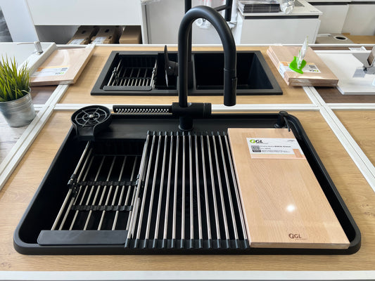 Crna mat jednodelna sudopera, crna slavina sa izvlačnim tušem, perač čaša, dozer, rolo oceđivač, korpica