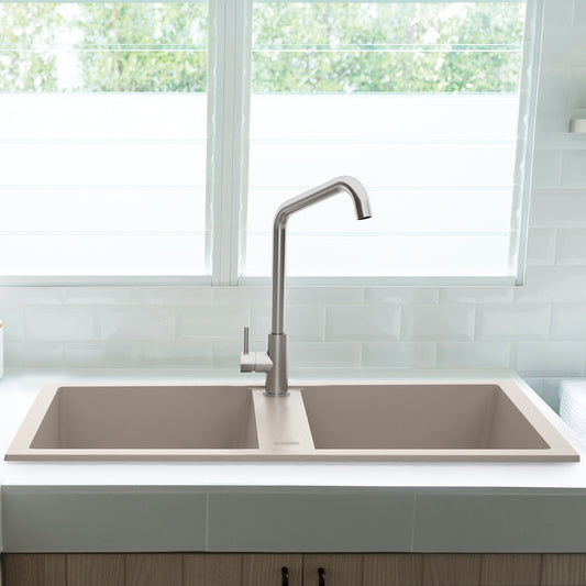 Bež mat dvodelna granitna sudopera sa hrom sifonom i drvenom daskom