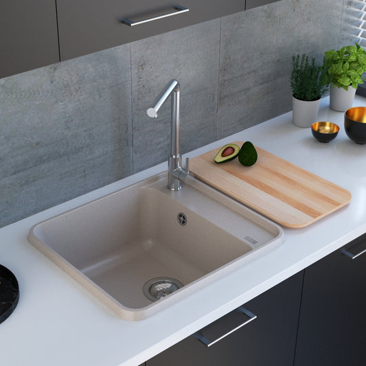 Bež mat jednodelna granitna sudopera sa hrom sifonom i drvenom daskom