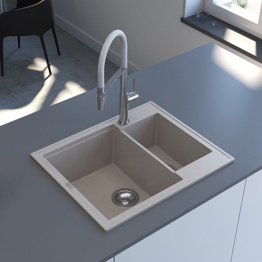 Bež mat dvodelna granitna sudopera sa hrom sifonom i drvenom daskom