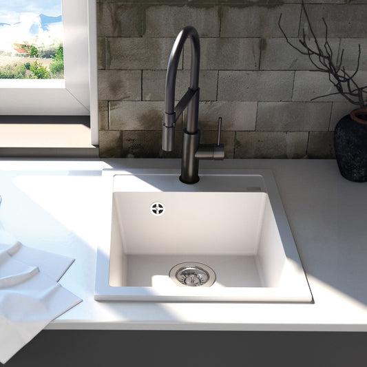 Bela mat jednodelna granitna sudopera sa hrom sifonom i drvenom daskom