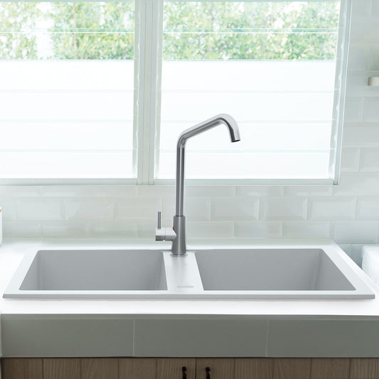 Bela mat dvodelna granitna sudopera sa hrom sifonom i drvenom daskom