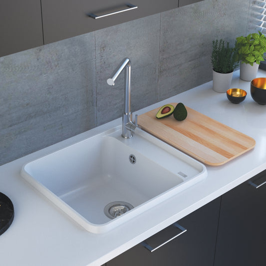 Bela mat jednodelna granitna sudopera sa hrom sifonom i drvenom daskom