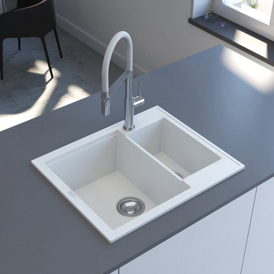 Bela mat dvodelna granitna sudopera sa hrom sifonom i drvenom daskom