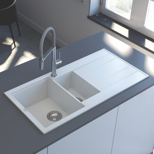 Bela mat dvodelna granitna sudopera sa hrom sifonom i drvenom daskom