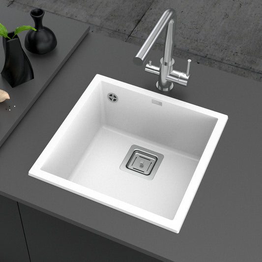 Bela mat jednodelna granitna sudopera sa hrom sifonom i drvenom daskom