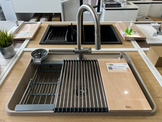 Bež mat jednodelna sudopera, inox slavina sa izvlačnim tušem, perač čaša, dozer, rolo oceđivač, korpica