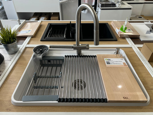 Bela mat jednodelna sudopera, inox slavina sa izvlačnim tušem, perač čaša, dozer, rolo oceđivač, korpica